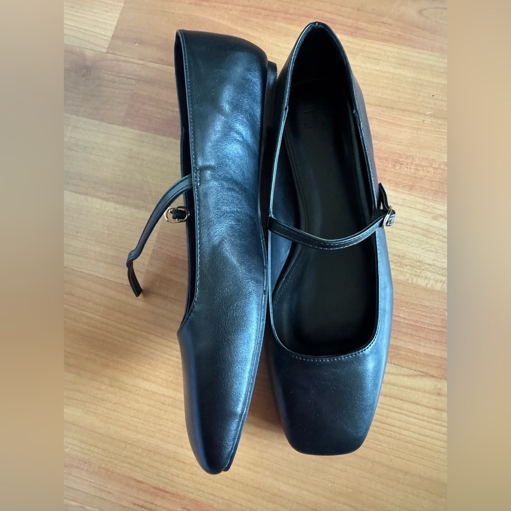 JustFab Black Square-Toe Flats